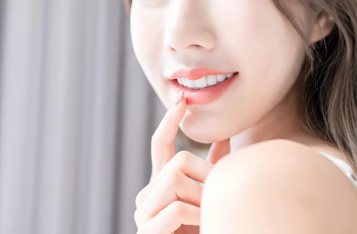 턱 통증을 호소하는 모습